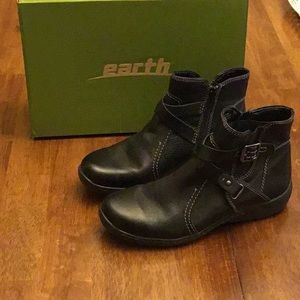 Black Leather Earth Boot